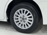 タイヤサイズは195/65R15!純正アルミホイール!残り溝は5ミリ程度です!