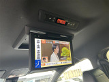 天井には、【フリップダウンモニター】も装備されております♪お子様など、ロングドライブでも退屈せず楽しくお過ごしいただけます。
