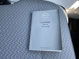 雹被害車両のため新車保証はついておりません。そのため取説はありますが保証書はございません。