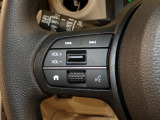 【ステアリングリモコン】ステアリングにオーディオ調節可能なスイッチが装備されていますので運転中でも視線をそらさずにオーディオの調節が可能です!