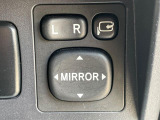 【電動格納ミラー】サイドミラーは電動格納式となっており、狭い駐車場でもキズがつくリスクを抑えられます。