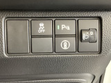 ハンドルの右側にはヘットライトリベライザーとHondaセンシング用のメインスイッチがついています。ヘッドライトリベライザーは道路状況や積荷の加重に応じてライトの高さを調節できます。