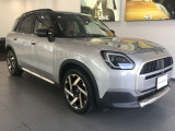 MINIのフロントグリルのデザインはイギリスで生まれた当初から、シルバーのサイドバーが折り重なった伝統的なデザインで御座います。その伝統はBMWのお車になってからでも少しずつ形を変えて守られております