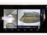 前後左右のカメラの映像を合成し、車を上から見たような視点のパノラミックビューモニター。後方の死角だけでなく左右や前方の障害物の発見もしやすくなります。
