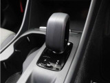 チャコールカラーのシフトノブ。スウェーデンならではのモダンな感覚にあふれるラグジュアリー感。そのスタイリッシュなエクステリアには、都市のライフスタイルに自然に溶け込むセンスが息づいています。