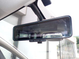 スマートルームミラーがリヤカメラで車両後方の映像ルームミラー表示しをクリアな後方視界を確保してくれます。