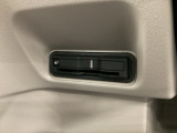 ハンドルの左下にETCがついています。高速道路の料金所の通過も楽々です。 カードの取り出しもしやすい場所についています。