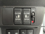 運転席の手元で両側スライドドアの開閉操作が可能です。