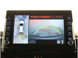 【パノラマモニター】に搭載した4つのカメラにより、車を真上から見ているような映像を表示。運転席から確認しにくい車両周囲の状況を把握できます。