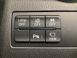 運転席脇のクラスタースイッチ部分にはカメラ切り替えスイッチ、パーキングセンサーOFF、その他走行系スイッチを集中配置しております。