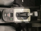 CVT車のセレクトレバーです。低速から高速まで、変速ショックのないスムーズな走りを実現するとともに、エンジン効率のよい領域を維持することで燃費にも貢献します。