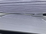 ルーフに、1cm〜5cmほどのへこみが複数ある車両となっております。