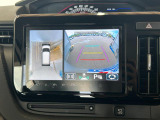 【全方位型モニター】クルマを上空から見下ろしているかのように、直感的に周囲の状況を把握できる全方位型モニター。狭い場所での駐車でも周囲が映像で確認できます。