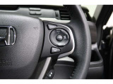 Hondaセンシングの機能のひとつ、アダプティブクルーズコントロール付!アクセルから足を離しても設定したスピードと前車との車間を保ち走行してくれます!車線維持もアシスト☆高速道路で疲労軽減ですね☆