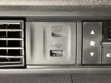 エアコン操作パネルの左側に、スマートフォンなどの充電可能なUSB端子と、音源などの外部入力の可能なUSB端子がついています。移動中に充電もできるので便利です。