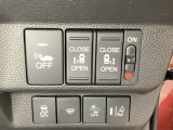 両側電動スライドドアは運転席から操作ができるよう、操作スイッチが付いています。Hondaセンシング用のVSA(ABS+TCS+横滑り抑制)解除と路外逸脱抑制機能のオンオフスイッチなどがあります。