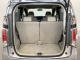 開口部も広く荷物の積み下ろしもしやすいお車となっております。シートを前方にスライドさせれば、さらに荷室を広げられます。また、床下にも収納スペースがあります。