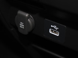 USBオーディオ用ソケットがついていますので携帯電話などを接続すれば音楽等の再生が可能です!充電用シガーソケットもございます!