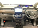 車内は光触媒抗菌消臭施工済です。インパネ周りはスタイリッシュなデザインで機能や装備も充実しています。グローブボックスやカップホルダーのほかにトレーなどたくさんの収納スペースが付いています。