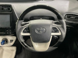 インテリアに合わせたデザインのステアリングは、運転される方のことも考え、運転しやすい形状、大きさです。是非一度、実際に触ってお確かめください。