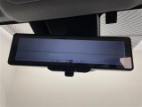 【デジタルインナーミラー】車両後方カメラの映像をルームミラーに映すことが出来ます。 そのため、後席に人や荷物があって後方が見えづらい場合でもしっかり視界を確保することが出来ます。