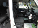 運転席・助手席は足もと広々です♪