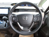 運転が楽しくなる明るく開放的な運転席まわりです。クルーズコントロール付きで高速など速度を一定に保ってくれます