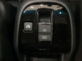 セレクトレバーの下に電子制御パーキングブレーキがあります。スイッチひとつで、停車した地点の傾斜などをシステムが検知・判断してブレーキ力を自動的に最適制御し、しっかり停車できるパーキングシステムです。