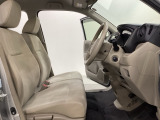 座面も厚みがあり背もたれも高く、広い足元にゆったり座れるシートです。運転席と助手席の間が空いている為、助手席側への移動がスムーズです。交通量の多い道でも助手席側から乗り降りができます。