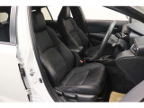 【運転席】ブラック基調のインテリアにハーフレザーシート(合皮/ファブリック※メーカー基準)。シートリフターで座面の高さを調整可能です。シートヒーター・フロアマット付です。