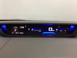 デジタル表示のスピードメーターとタコメーターを大きく配した見やすいメーター部になっています。左側のインフォメーション画面でオドメーターや燃費などの情報を確認できます。