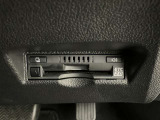 高速道路で便利な【ETC2.0】を装備しています。光ビーコン搭載で渋滞情報などナビゲーションと連動することで機能も充実いたします。他、観光施設に立ち寄るための高速料金割引サービス等もございます。
