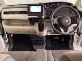 車内は光触媒抗菌消臭施工済です。インパネ周りはスタイリッシュなデザインで機能や装備も充実しています。グローブボックスやカップホルダーのほかにトレーなどたくさんの収納スペースが付いています。