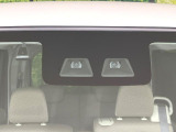 【スマートアシスト】走行中に前方の車両等を認識し、衝突しそうな時は警報とブレーキで衝突回避と被害軽減をアシスト。より安全にドライブをお楽しみいただけます。