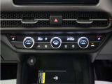 フルオートエアコン搭載。好みの温度に設定するだけで、風向や風量を自動でコントロール!いつでも快適な車内環境に。さらに、体を直接温めるシートヒーター付きで寒い季節も暖かく過ごせます。