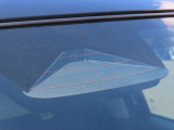 前方のステレオカメラで車両や歩行者をカメラで検知して、衝突のおそればあれば音やブザーでお知らせ、衝突の可能性が高い時はブレーキをかけます。