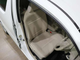 程よい硬さとホールド性が高いシートで長時間運転も快適です。