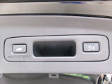 荷物が多くて手がふさがっている時に重宝する「ハンズフリーアクセスパワーテールゲート」搭載車。