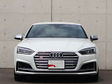 ●一目でAudiとわかる特徴的なシングルフレームグリル・LEDランプ。精悍なフロントマスクからAudiのスマートで上品なブランドを連想させてくれます。女性にも大変ご好評頂いております。