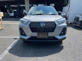 ダイハツのシリーズハイブリッド「e-SMART HYBRID」搭載車では、ブルーを基調としたフロントエンブレムが採用されている。