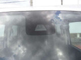 【エマージェンシーブレーキ】走行中に前方の車両等を認識し、衝突の危険があるときは警報とブレーキで衝突回避と被害軽減をアシスト。より安全にドライブをお楽しみいただけます。