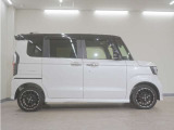 リアには左右スライドドアを採用。狭い駐車場でも開閉しやすく、強風の日でもドアが煽られにくくなっております。小さなお子さまやご年配の方も安心して乗り降りできます。