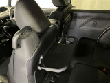 運転席/助手席シート背面にシートバックテーブルが付いています。