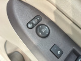 狭い駐車場で便利な電動格納ドアミラーが付いています。