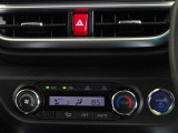 車内を快適に、オートエアコンを装備しています。