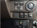 お車のキーはスマートキーです。キーを身につけた状態で車に近づき、ドアロックの解錠や施錠操作が出来ます。雨の日など両手がふさがっている時など、とっても便利ですね。