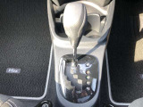 操作しやすいATシフトです。シフトチェンジを気にしなくてよいので運転だけに集中できますね。自然と手に届くところにある、手になじむ形状のシフトノブがいいですね。