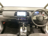 車内は光触媒抗菌消臭施工済です。インパネ周りはスタイリッシュなデザインで機能や装備も充実しています。グローブボックスやカップホルダーのほかにトレーなどたくさんの収納スペースが付いています。