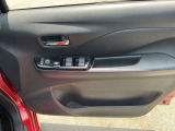 全席パワーウィンド-なっています。運転席はオートになっているのでワンタッチ開閉することが出来ます。