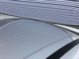 ルーフに、1cm〜5cmほどのへこみが複数ある車両となっております。